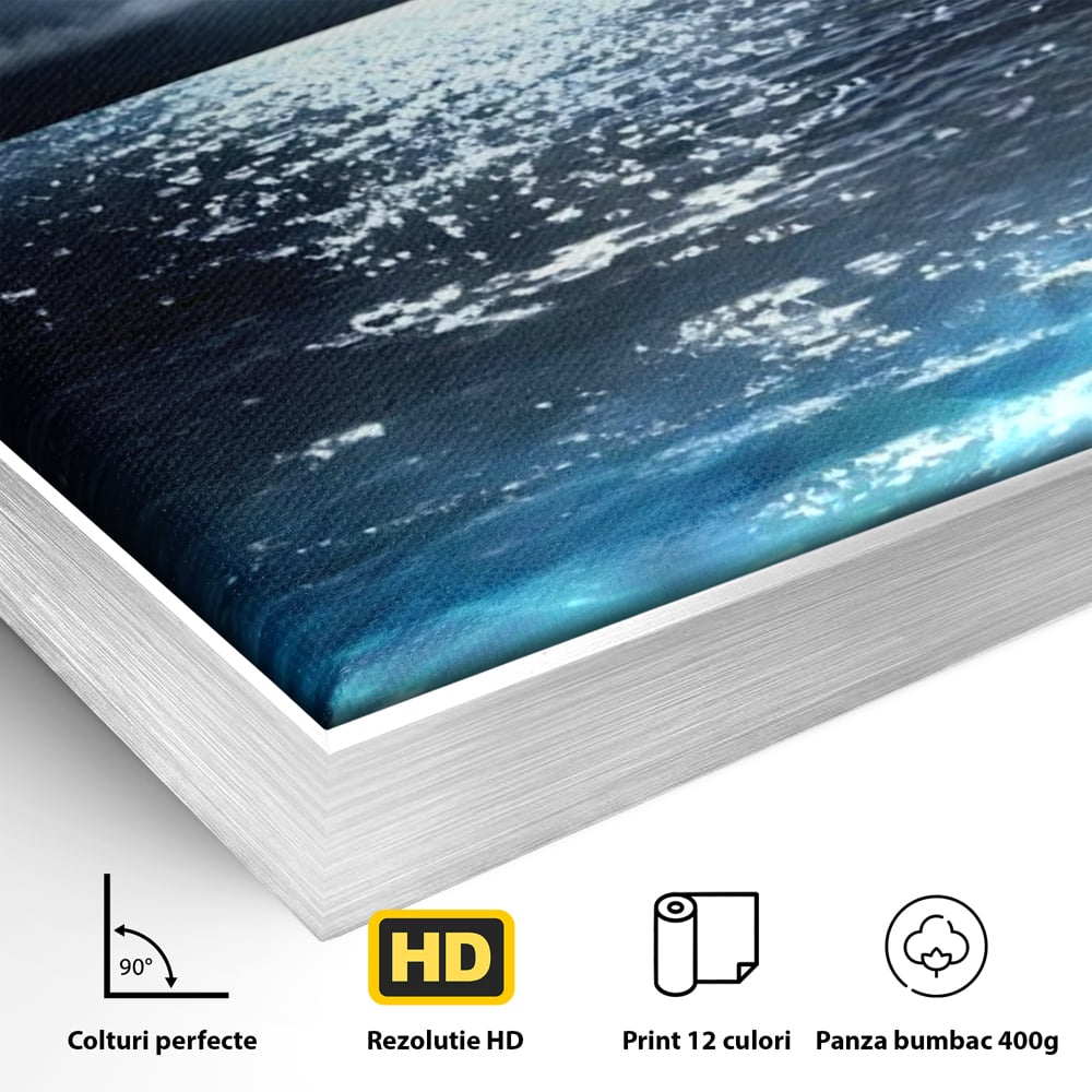 Detaliu al suprafetei: tablou canvas cu luna plina deasupra marii, in rama de aluminiu argintiu