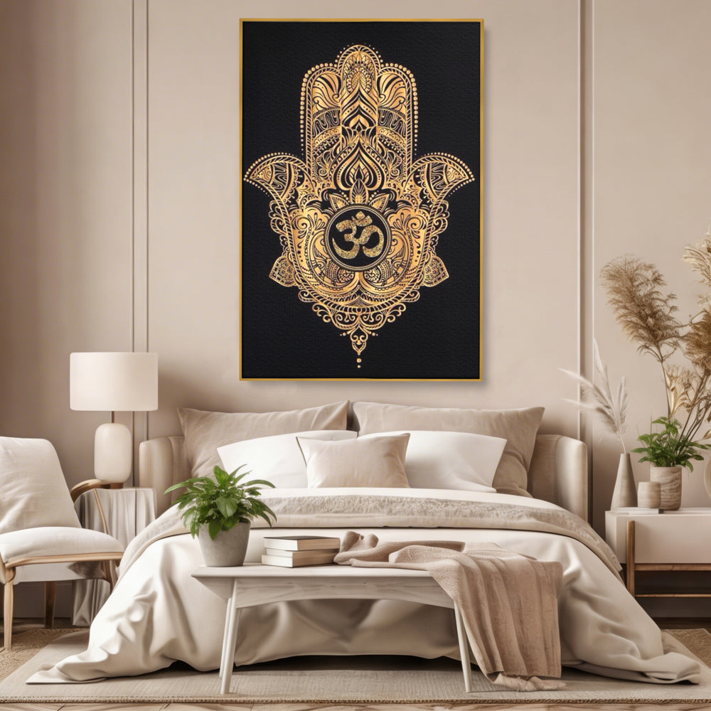 Tablou canvas cu illustratie digitala hamsa aurie, in rama de aluminiu auriu, pe perete intr-un dormitor