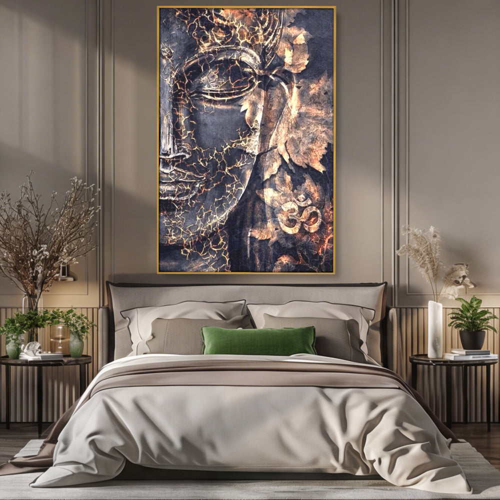 Tablou canvas cu tablou canvas cu chipul lui buddha, in rama de aluminiu auriu, pe perete intr-un dormitor