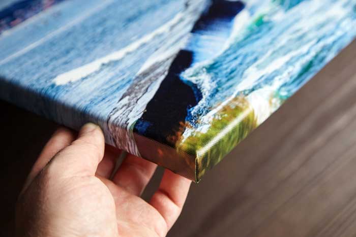 Imagine cu tablou canvas cu floare si pietre, tiparita pe panza canvas