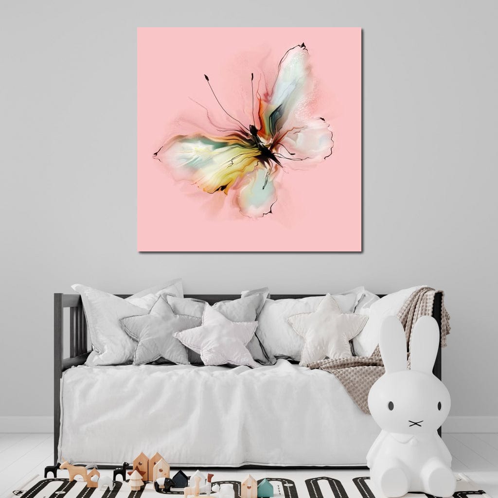 tablou canvas cu un fluture abstract in nuante vaporoase de galben, verde si roz pe fundal roz pal