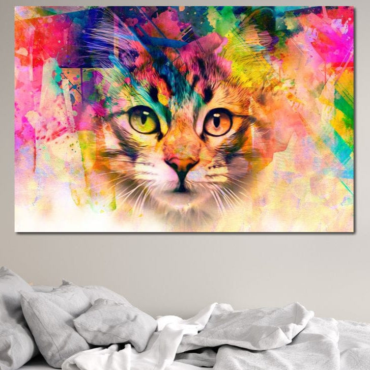 tablou canvas cu un chip de pisica redat in culori vii, pe fundal abstract stil pictura graffiti