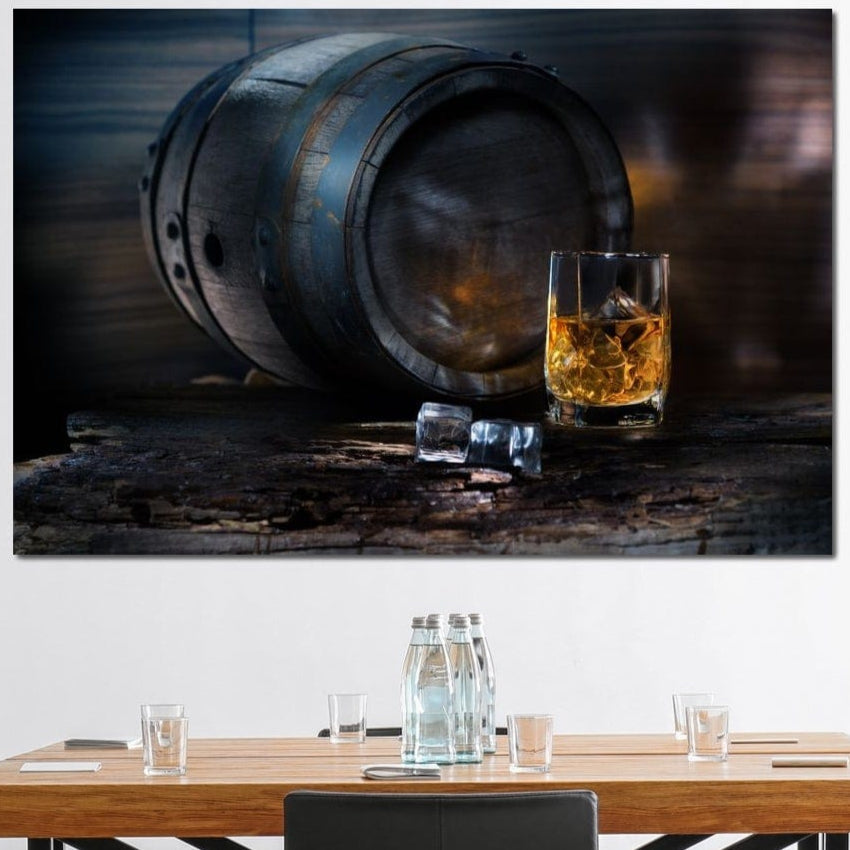 tablou canvas cu un butoi de lemn si un pahar de whiskey cu gheata, pe fundal rustic intunecat
