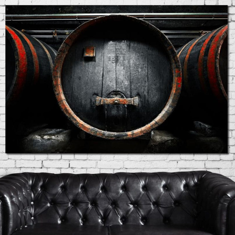 tablou canvas cu butoaie din lemn negre, pline cu vin, marcate in dungi rosii intr-un cadru traditional