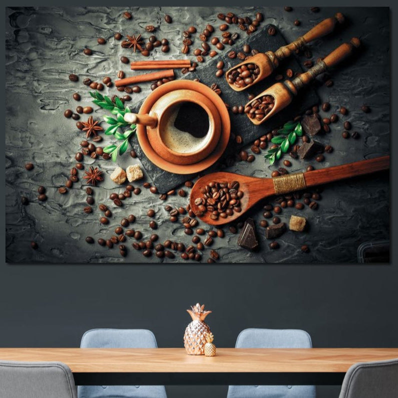 tablou canvas cu o ceasca de cafea pe o masa cu boabe de cafea si linguri de lemn