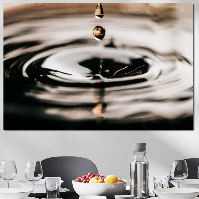 tablou canvas cu o picatura, surprinsa in impact cu apa in stil artistic
