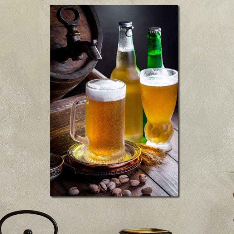 tablou canvas cu o halba, un pahar si sticle de bere rece cu spuma, pe o masa de lemn