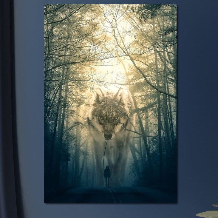 tablou canvas cu un lup gigant intr-o padure luminata, tinut in lesa de un om aflat pe o carare cu marcaj