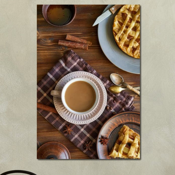 tablou canvas cu o ceasca de cafea, pe o masa de lemn cu farfurii cu placinta si tacamuri de mic dejun, intr-un cadru rustic 