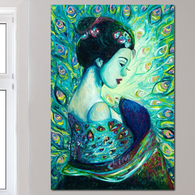 tablou canvas cu o femeie cu umarul gol, surprinsa din profil, pe fundal abstract verde cu design format din pene de paun