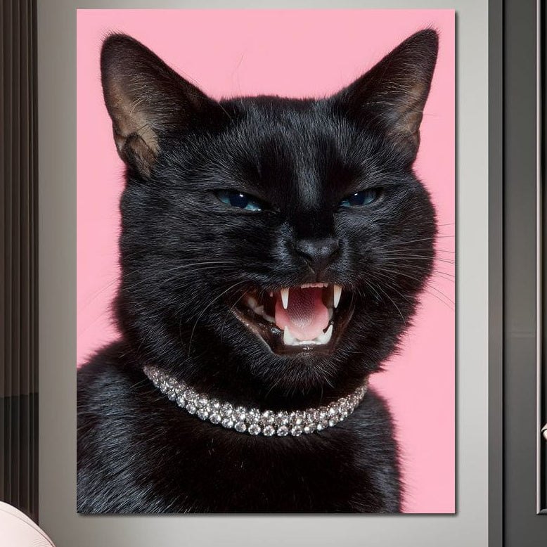 tablou canvas cu o pisica neagra cu un colier cu diamante, pe fundal roz pastelat