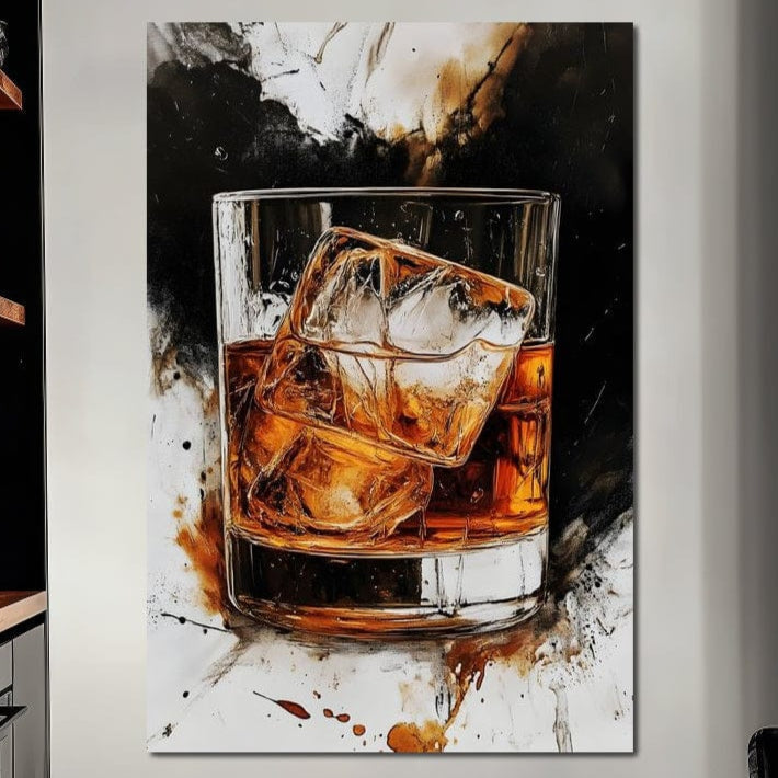 tablou canvas cu un pahar de whisky cu doua cuburi de gheata, pe un fundal alb stropit cu nuante de negru