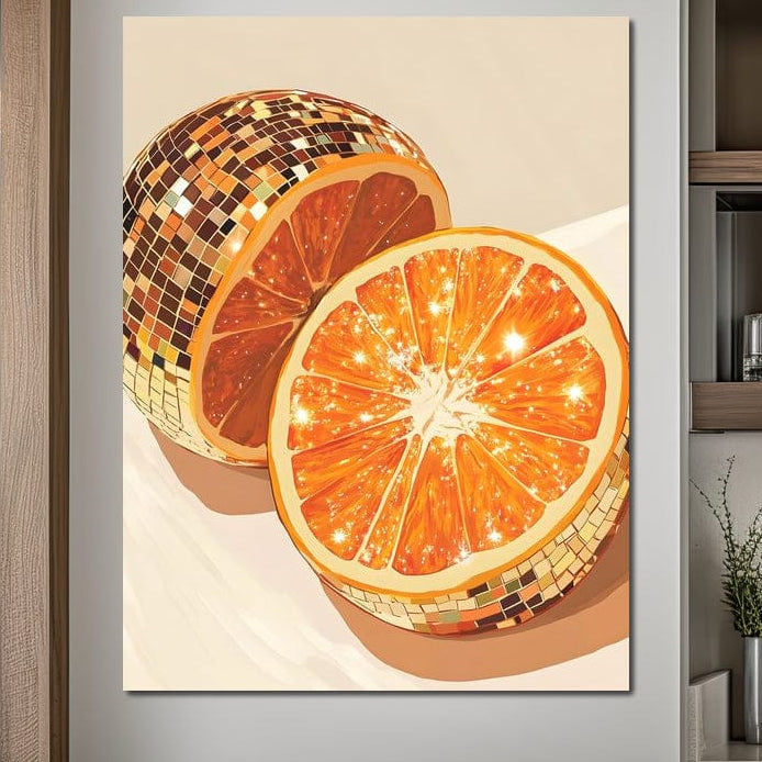 tablou canvas cu o portocala in jumatati, decorata cu paiete straluctioare, pe fundal alb-bej