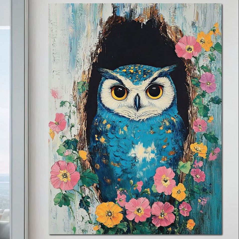 tablou canvas cu o bufnita albastra intr-un trunchi de copac, inconjurata de flori colorate