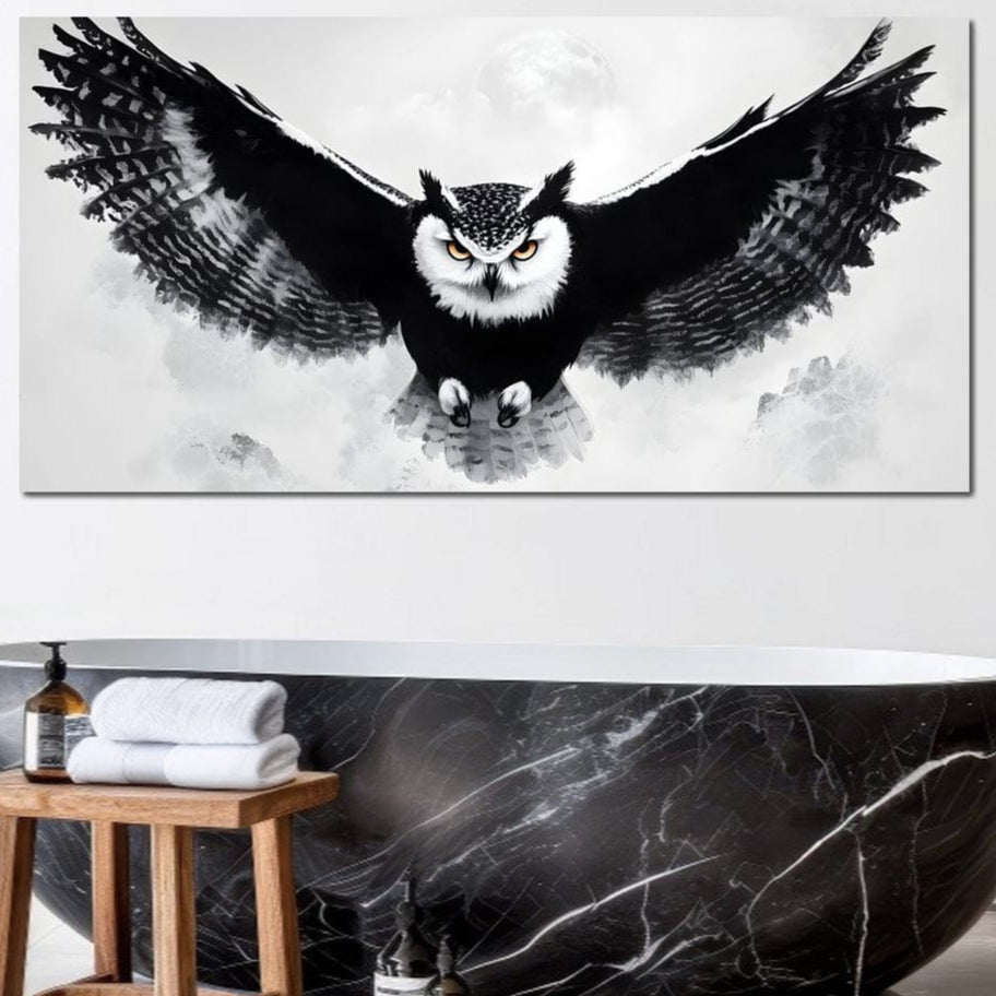tablou canvas cu o bufnita in zbor frontal, redata in nuante de alb si negru, cu aripi larg deschise pe fundal alb