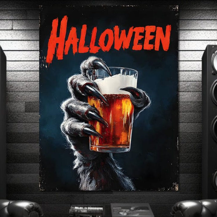 tablou canvas cu o gheara de varcolac si un pahar cu bere cu spuma, pe fundal intunecat stil Halloween