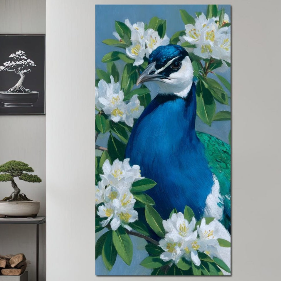 tablou canvas cu un paun cu penaj albastru si verde, intr-un cadru cu flori albe si frunzis