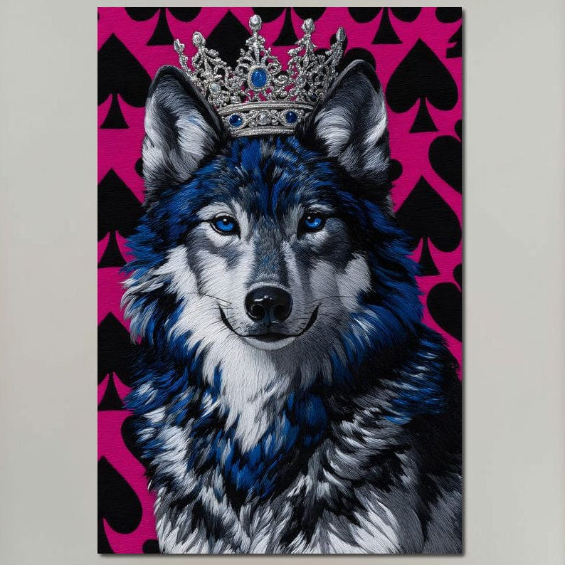 tablou canvas cu un caine lup cu coroana cu bijuterii albastre, pe fundal roz cu simbolurile cartilor de joc