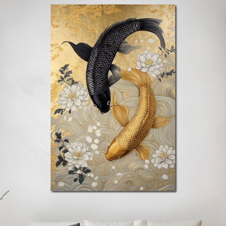 tablou canvas cu doi pesti koi in armonie, redati in auriu si negru, pe fundal oriental inflorat si abstract