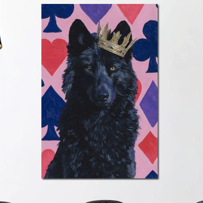 tablou canvas cu un caine lup negru cu coroana regala de aur, pe fundal roz pastelate cu simbolurile cartilor de joc