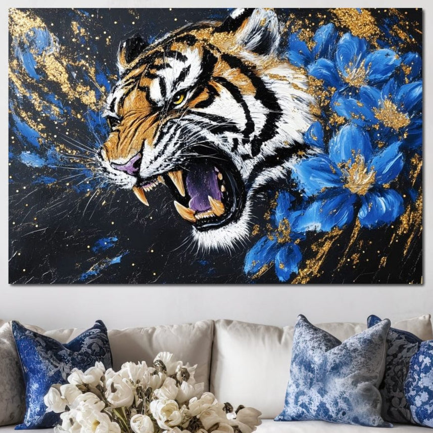 tablou canvas cu un tigru fioros, inconjurat de flori albastre, pe fundal intunecat cu accente aurii si albastre