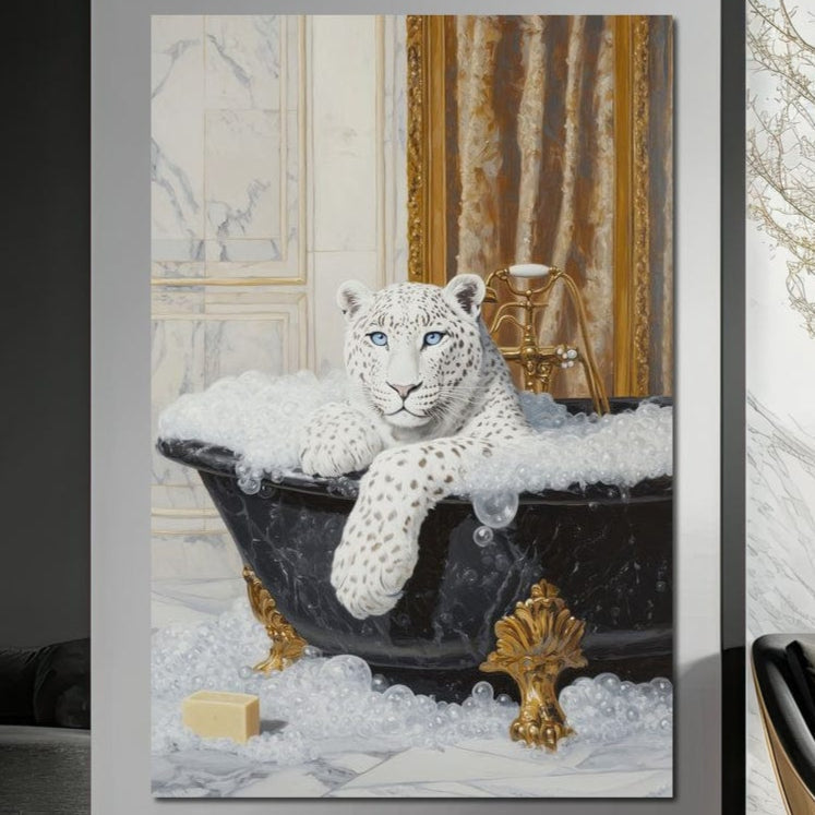 tablou canvas cu un leopard alb intr-o cada neagra vintage cu spuma, pe fundal luxuriant auriu tip marmura