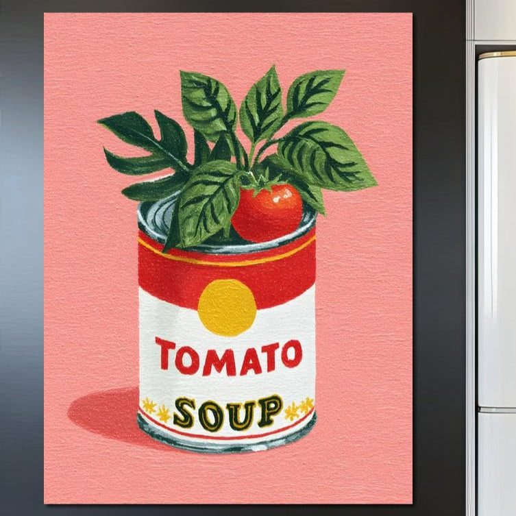 tablou canvas cu o conserva cu supa de rosii si o rosie cu frunze, pe fundal roz-corai pastelat