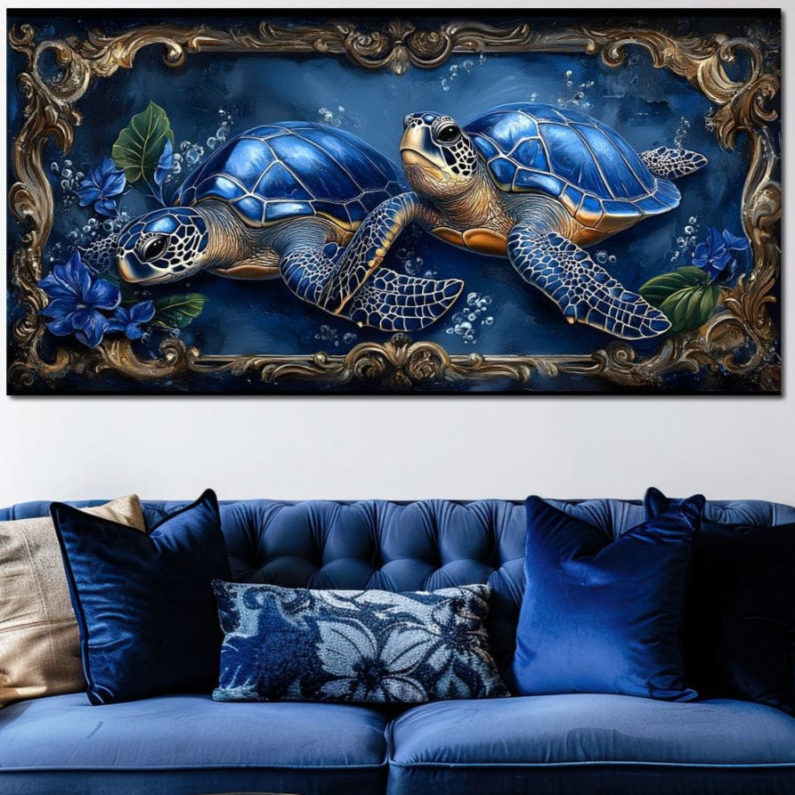 tablou canvas cu doua testoase albastre in apa, intr-un cadru auriu decorat cu flori albastre