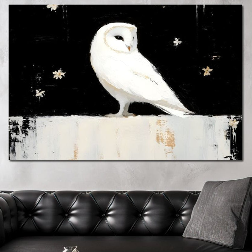 tablou canvas cu o bufnita alba pe fundal negru, in stil minimalist cu accente florale discrete