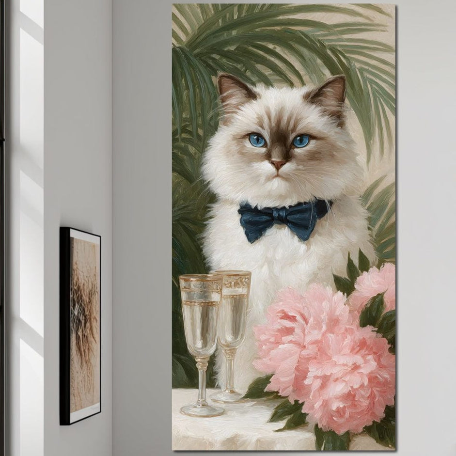 tablou canvas cu un motan elegant cu papion, inconjurat de flori roz si doua pahare de sampanie, pe fundal pictat cu frunze