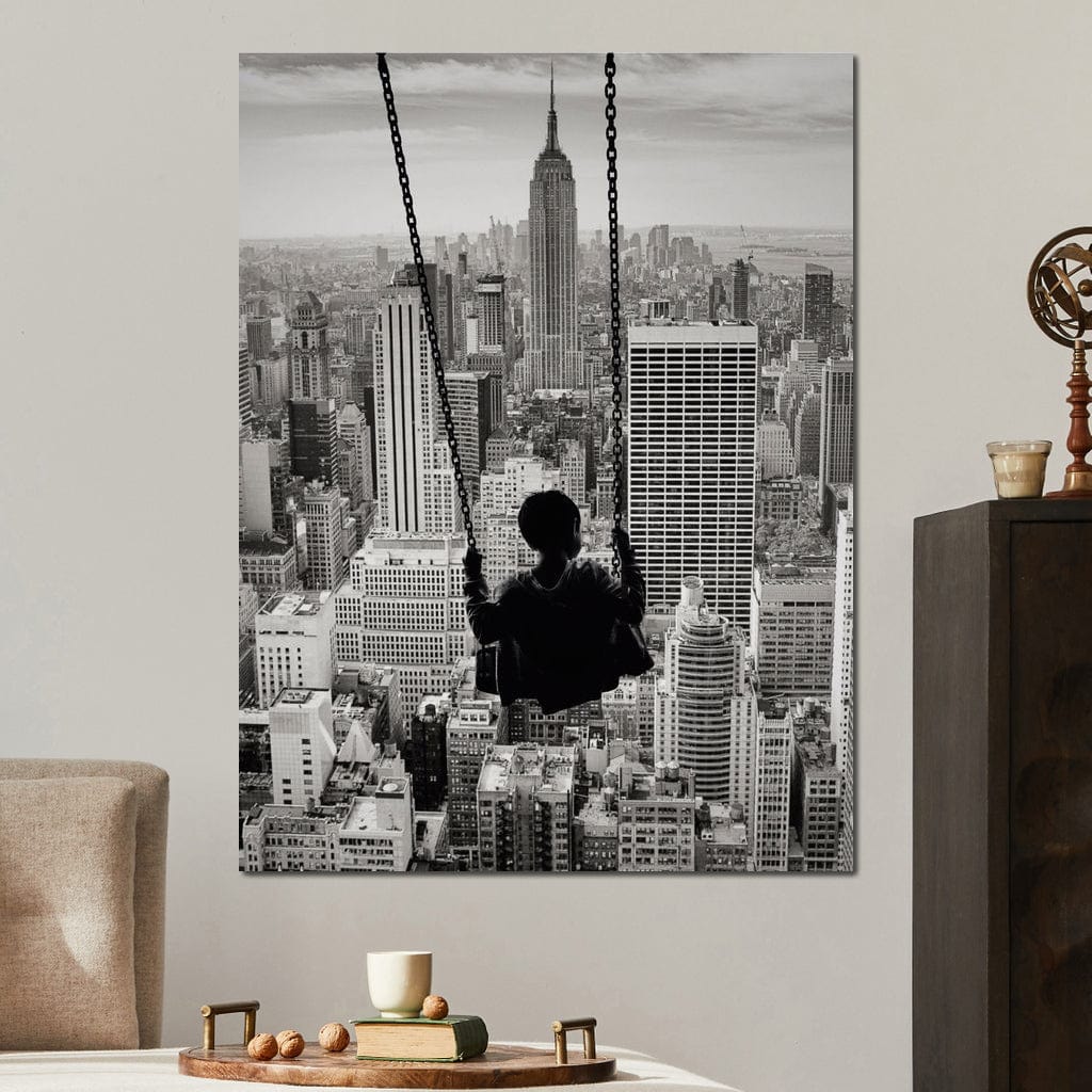 Tablou Canvas Premium, LuxCanva® K1014, Copilul si Acoperisul Lumii, Oras, Leagan, Zgarie Nori, Metropola, Visare, Zbor, Singur, Copil, Alb, Negru, New York, Inocenta, Camera Copii
