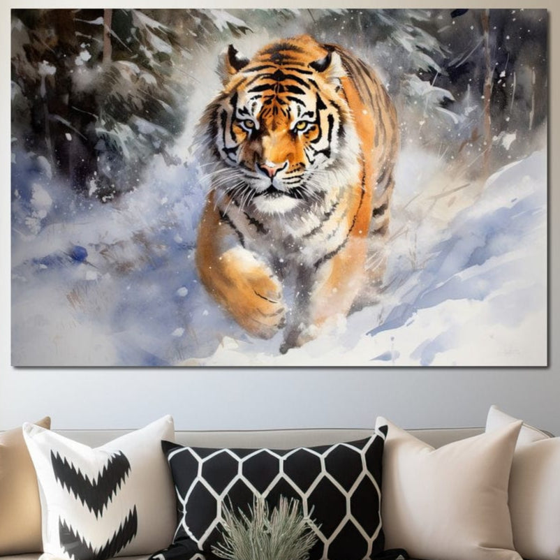 tablou canvas cu un tigru in miscare prin zapada, pe fundal stancos cuprins de viscol