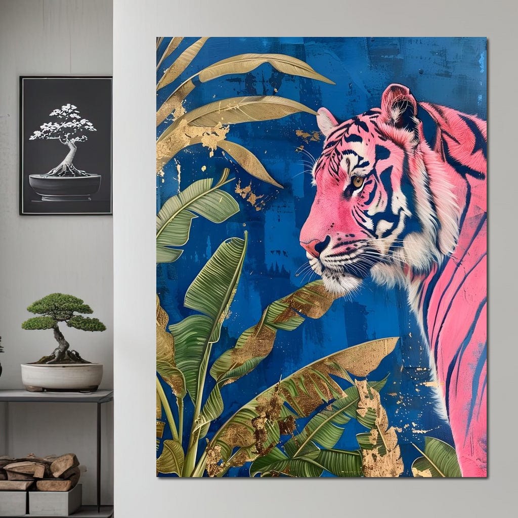 tablou canvas cu un tigru pe fundal albastru, langa frunze tropicale cu accente bej-aurii