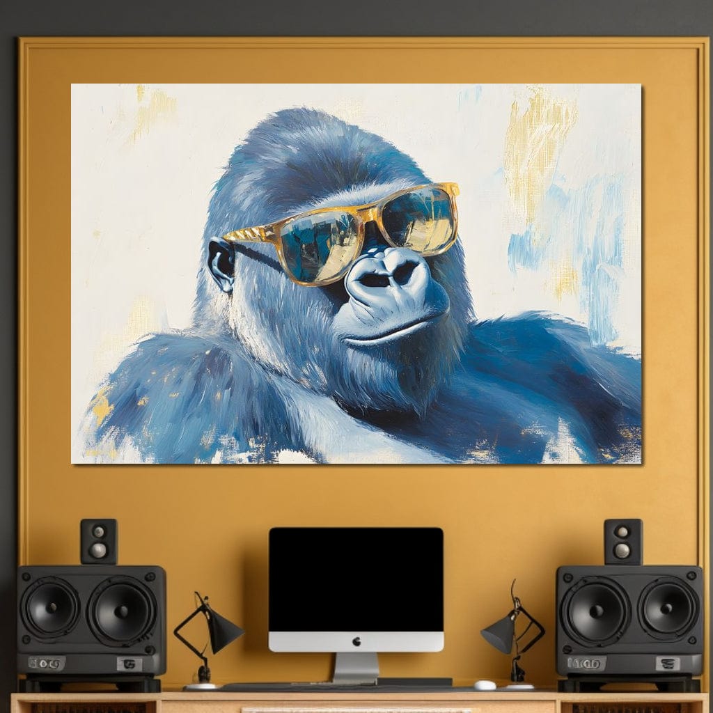 tablou canvas cu o gorila cu ochelari de soare aurii, pe fundal deschis cu accente aurii si albastre