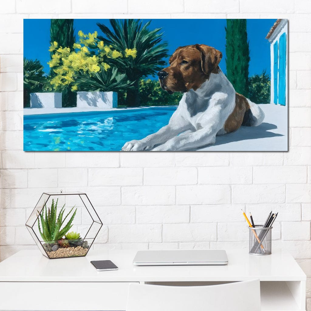 tablou canvas cu un caine cu blana alba si maro, relaxat langa o piscina, pe fundal exotic luxuriant, cu plante si flori sub 