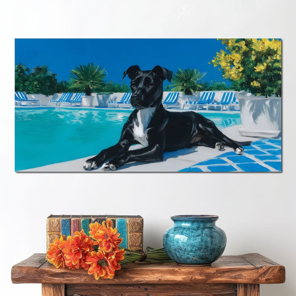 tablou canvas cu un caine negru, relaxat langa o piscina intr-un decor tropical luxuriant, pe fundal cu palmieri