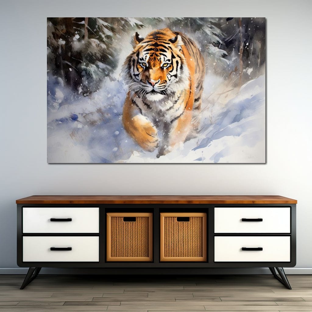 tablou canvas cu un tigru in miscare prin zapada, pe fundal stancos cuprins de viscol