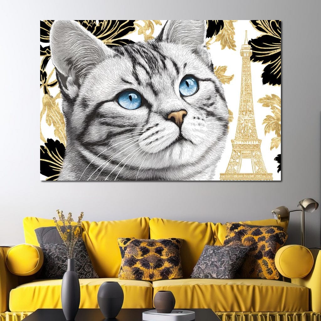 tablou canvas cu o pisica tigrata in nuante de gri cu ochi albastri, pe fundal cu turnul Eiffel si accente aurii cu negru