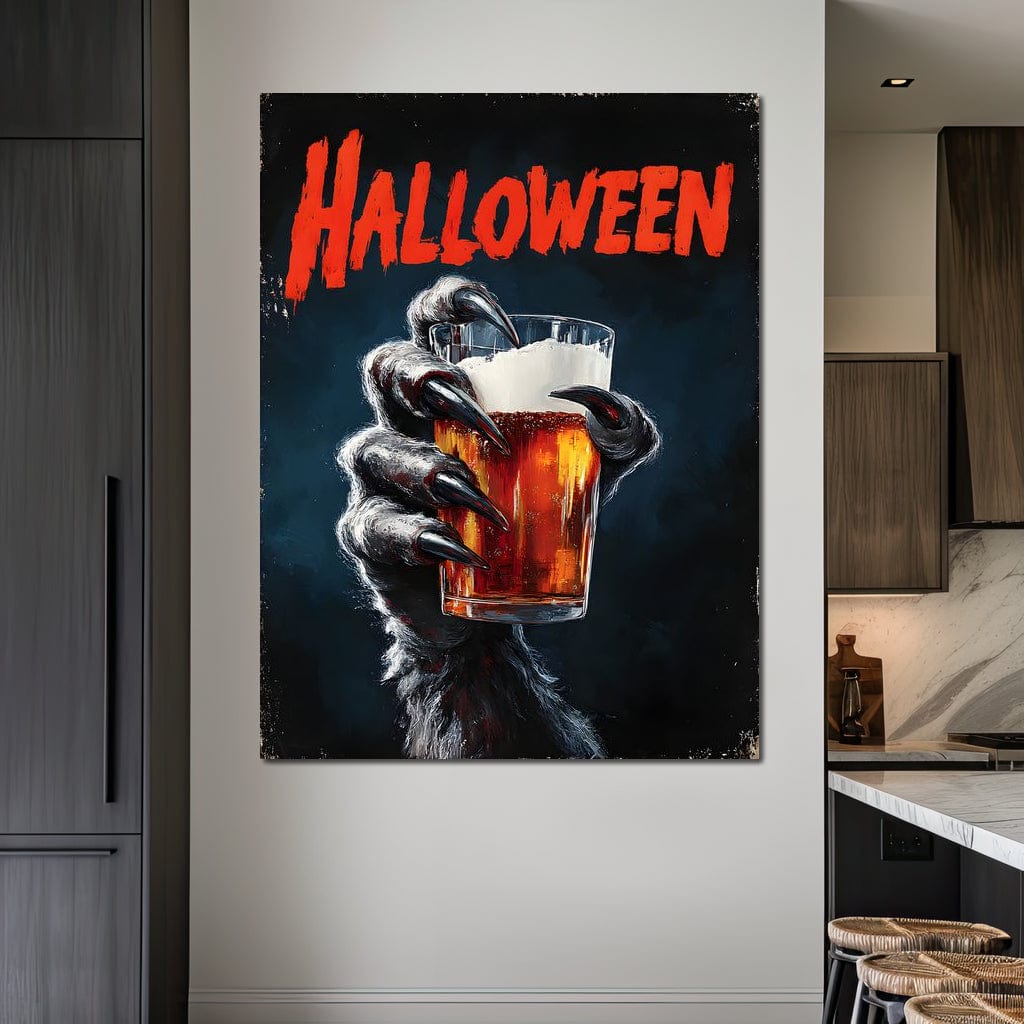 tablou canvas cu o gheara de varcolac si un pahar cu bere cu spuma, pe fundal intunecat stil Halloween