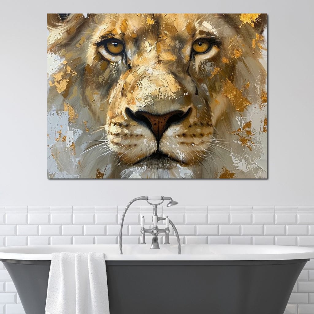 tablou canvas cu un chip de leu redat in culori calde si accente aurii, pe fundal abstract deschis