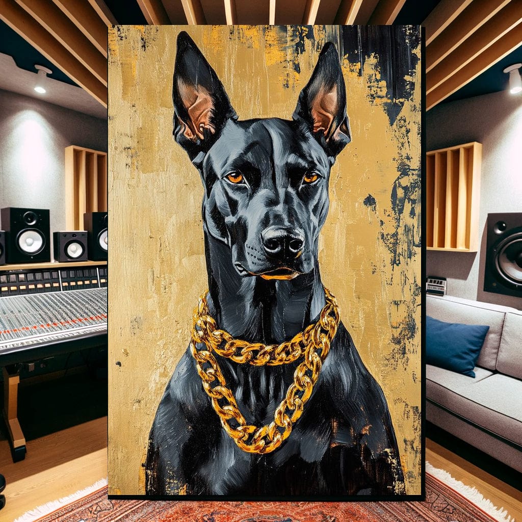 tablou canvas cu un caine doberman negru, purtand un lant de aur, pe fundal texturat in tonuri calde