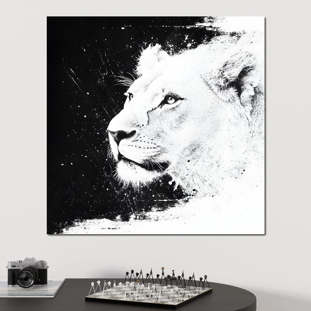 tablou canvas cu un chip de leoaica redat in alb si negru, pe fundal intunecat