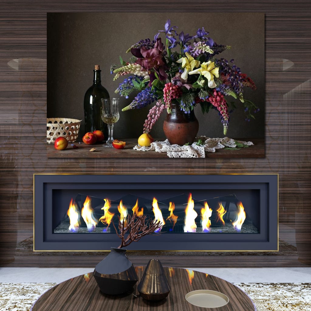 tablou canvas cu o vaza cu flori colorate, pe o masa cu o sticla de vin, un pahar si fructe, intr-un cadru rustic