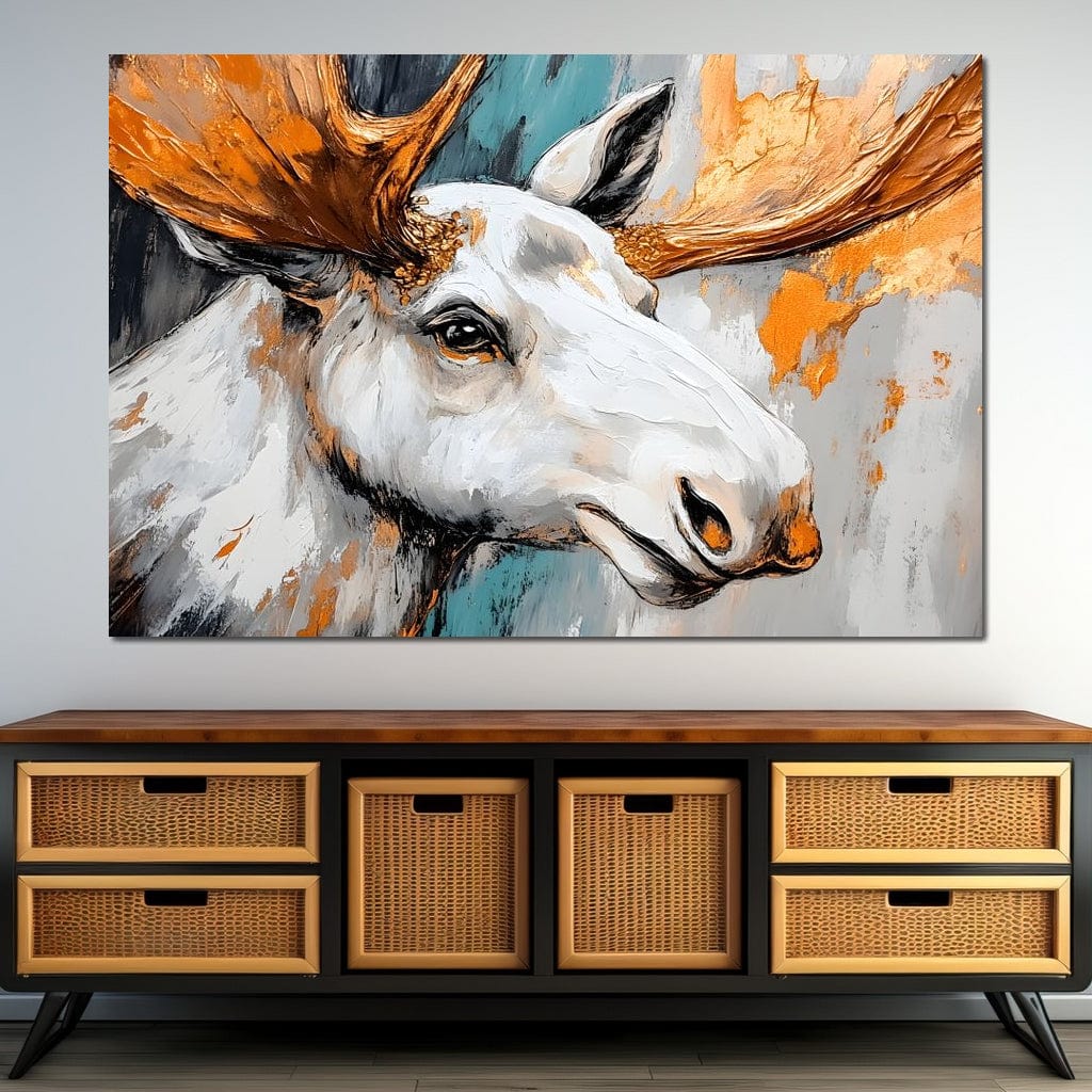 tablou canvas cu portretul unui elan alb, surprins din profil, pictat expresiv pe fundal texturat in tonurii aurii si tuse de turcoaz si negru