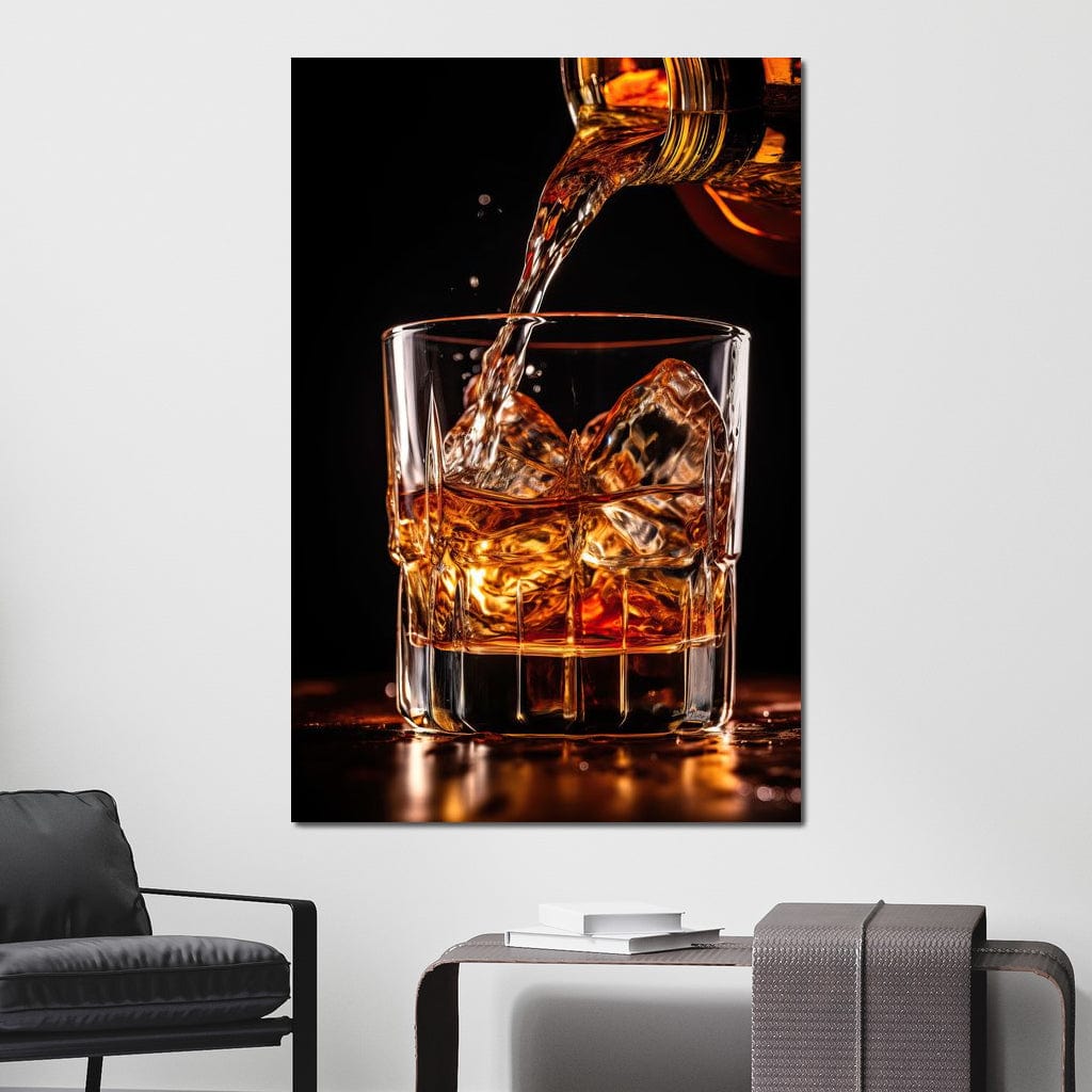 tablou canvas cu o sticla turnand un pahar de whiskey cu gheata, pe fundal intunecat
