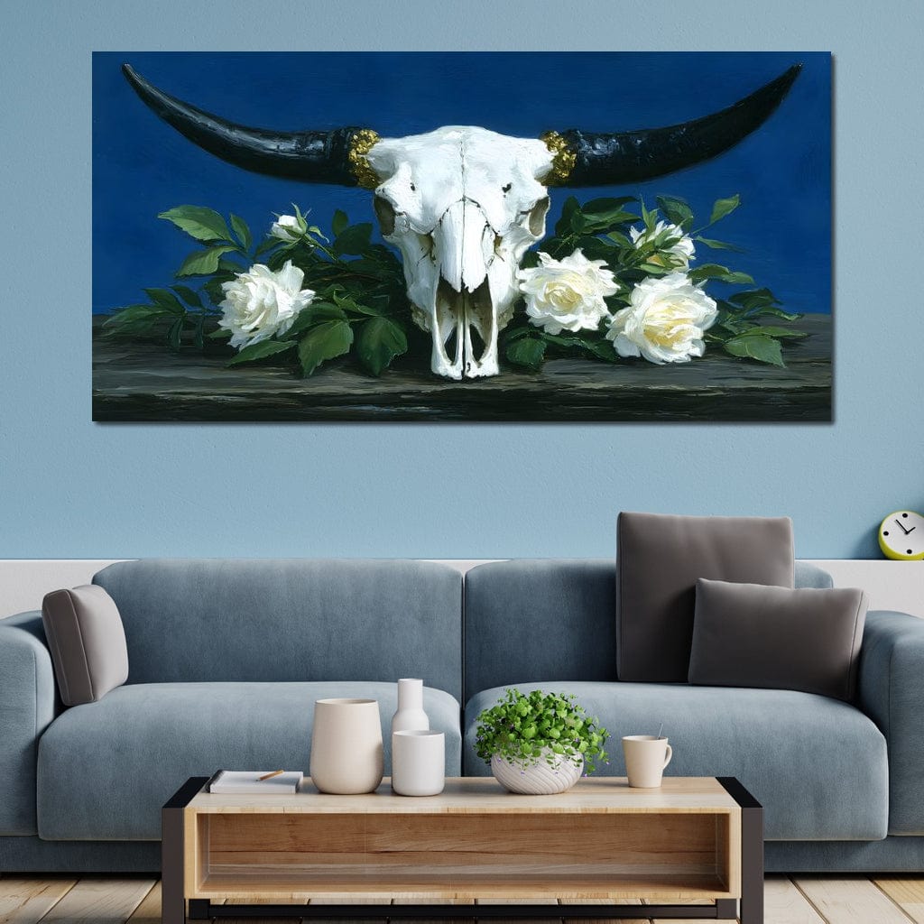 tablou canvas cu un craniu de taur printre trandafiri albi, cu coarne negre, pe fundal albastru