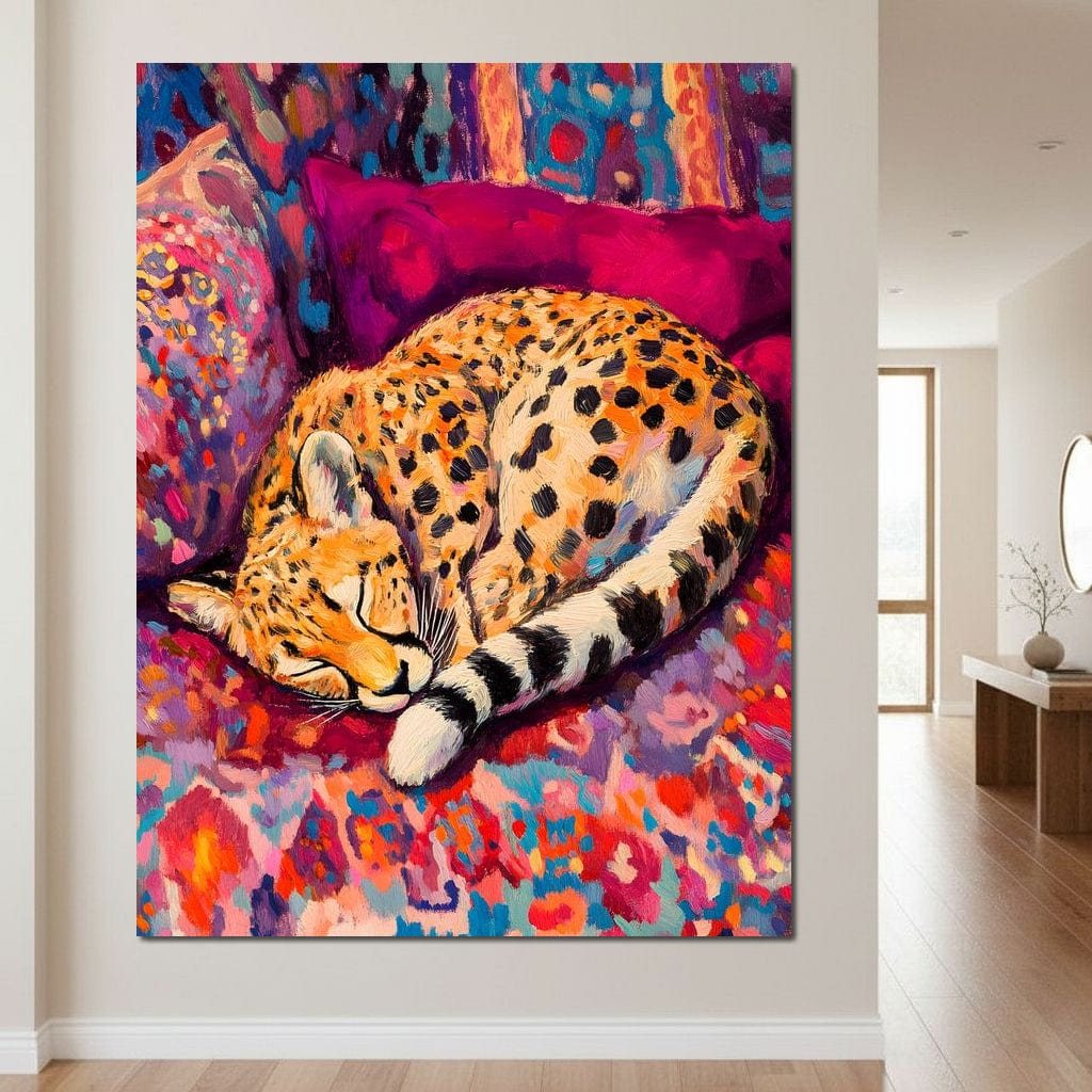 tablou canvas cu un ghepard adormit, pe o canapea cu paturi in nuante multiple de roz, portocaliu si violet