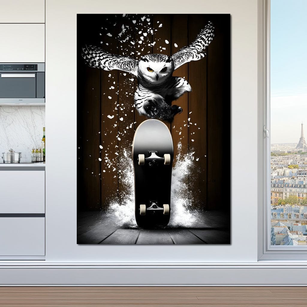 tablou canvas cu o bufnita alba in zbor spectaculos pe un skateboard