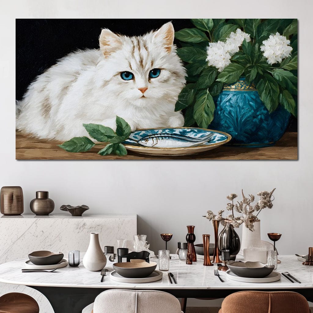 tablou canvas cu o pisica alba pe o masa de lemn, langa o vaza albastra cu flori albe si o farfurie din ceramica cu peste