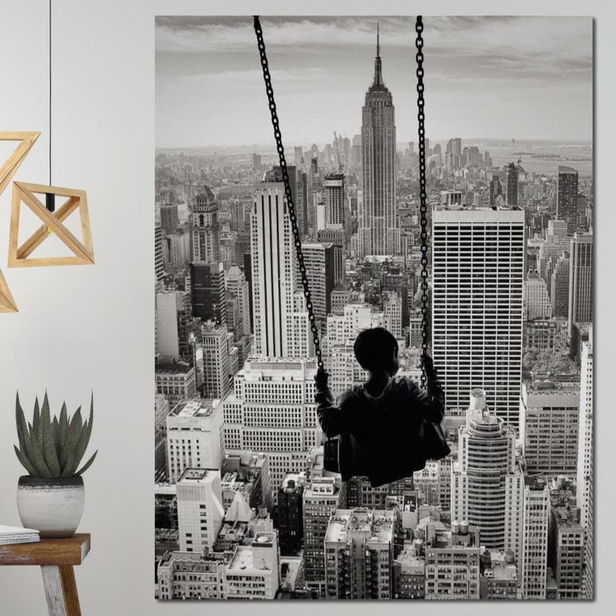 Tablou Canvas Premium, LuxCanva® K1014, Copilul si Acoperisul Lumii, Oras, Leagan, Zgarie Nori, Metropola, Visare, Zbor, Singur, Copil, Alb, Negru, New York, Inocenta, Camera Copii